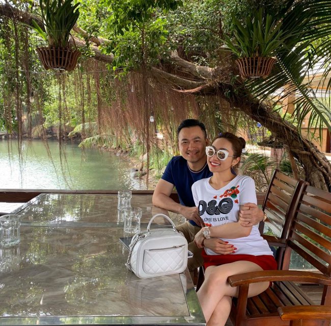 Gây nhiều xôn xao khi bạn gái mới chênh lệch đến 16 tuổi, Chi Bảo cho biết anh không bận tâm đến vấn đề tuổi tác, trong khi đó Lỳ Thuỳ Chang cũng không suy nghĩ nhiều về những&nbsp;lần tan vỡ hôn nhân của bạn trai trước đó.
