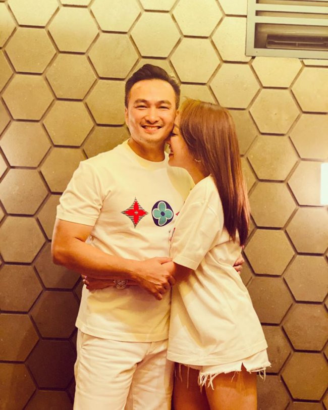 Chi Bảo và Lý Thuỳ Chang đăng tải loạt ảnh thân mật, nói lời ngọt ngào dành cho nhau trên trang cá nhân vào hồi tháng 10/2019. Cặp đôi đã quen biết nhau được 10 năm, nhưng chỉ mới bắt đầu hẹn hò từ 2 năm trước.
