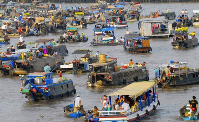 Chợ nổi Phụng Hiệp hay còn được gọi là chợ nổi Ngã Bảy, được biết đến là khu chợ nổi nức tiếng nhất tại Hậu Giang.
