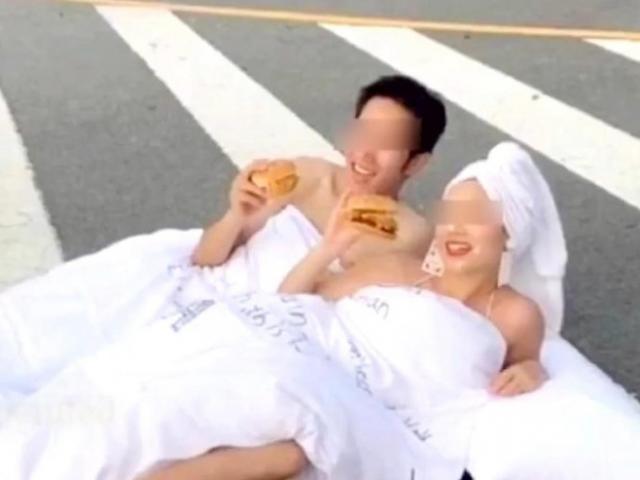 Media - Nhức mắt nhìn đôi nam nữ chụp ảnh chăn gối trên phố đông người