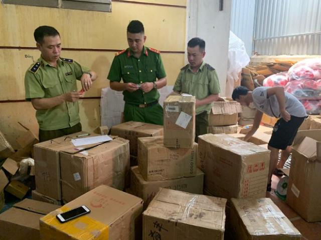 Thị trường - Tiêu dùng - Tạm giữ gần 17.000 sản phẩm mỹ phẩm nhập lậu để xác minh nguồn gốc xuất xứ