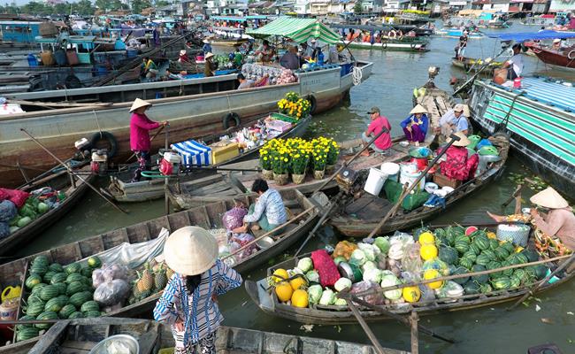 Chợ nổi Cái Răng, Cần Thơ là khu chợ trên sông nổi tiếng nhất cả nước. Khu chợ nằm cách bến Ninh Kiều chỉ 4 km, mất 30 phút đi tàu. Khu chợ này chỉ họp vào buổi sáng nên muốn tới đây du khách phải đi từ sớm.
