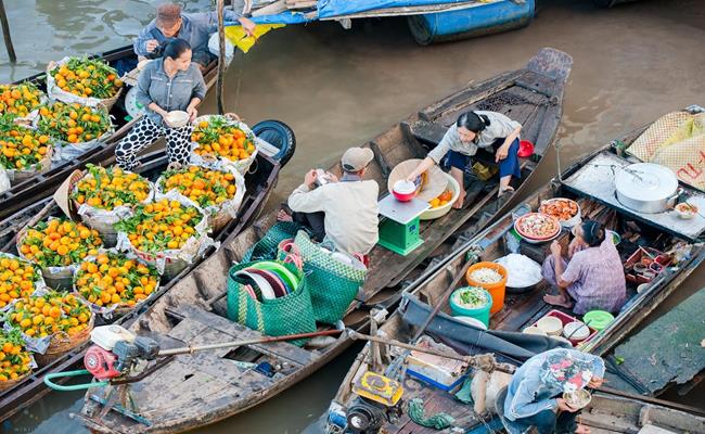 Bất kể loại hàng hóa nào cũng có thể được tìm thấy tại chợ Cái Răng, nhưng nhiều nhất phải kể tới các loại trái cây nổi tiếng của vùng như bưởi năm roi Vĩnh Long, quýt hồng Lai Vung, sầu riêng Cái Mơn...
