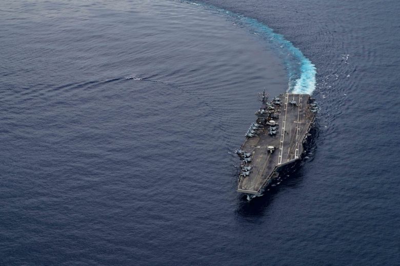 Tàu sâu bay Mỹ tập ở Biển Đông (ảnh: SCMP)