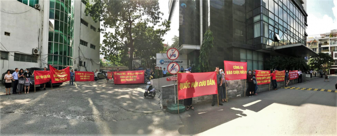 &nbsp;Cư dân chung cư Star City ở Hà Nội căng băng rôn đòi kinh phí bảo trì.