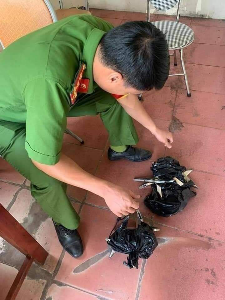 Công an TP.Chí Linh thu giữ 2 bọc nilon chứa đầy mảnh kim loại sắc, nhọn.