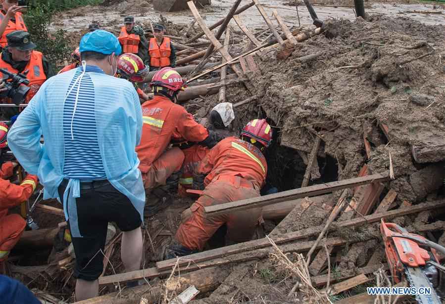 Lực lượng cứu hỏa giải cứu một phụ nữ cao tuổi mắc kẹt dưới đống đổ nát trong vụ sạt lở đất do lũ lụt bất thường ở huyện Hoàng Mai, tỉnh Hồ Bắc, Trung Quốc hôm 8/7. Ảnh: Tân Hoa xã