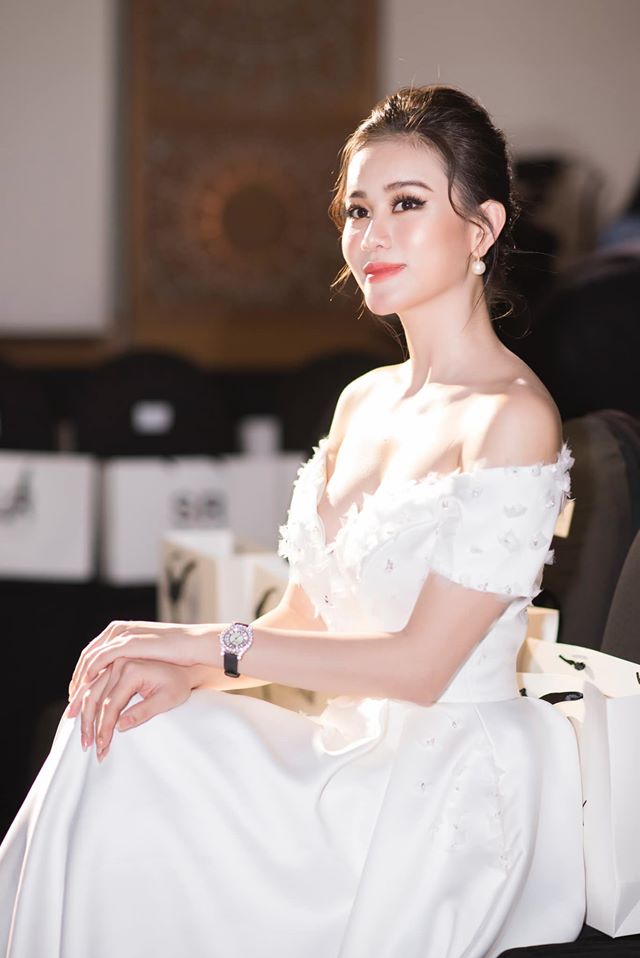 Mỏi mắt vì Cao Thùy Trang quá quyến rũ trên hàng ghế VIP - 3