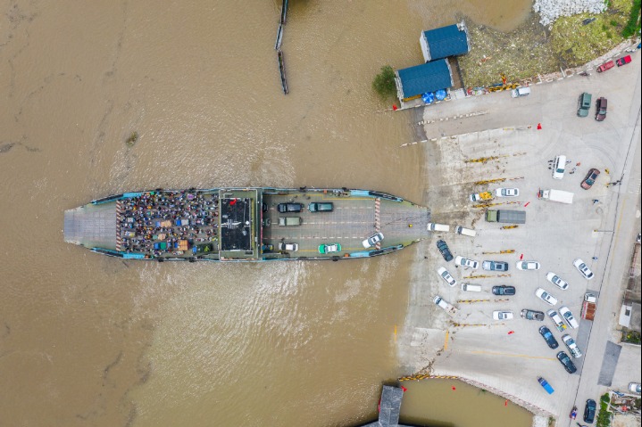 Sơ tán người bằng thuyền lớn ở Giang Tây (ảnh: Xinhua)