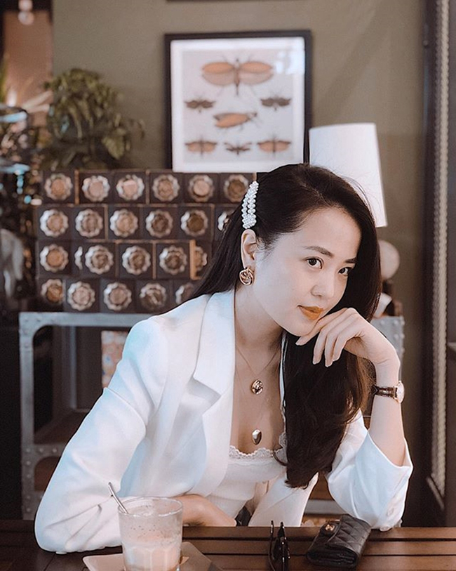 Hiếm hoi lắm mới thấy Ngọc Bích chia sẻ hình ảnh gợi cảm ngoài đời thường.

