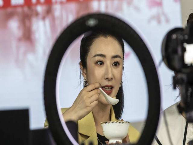 Kinh doanh - Kinh tế khó khăn, Bộ trưởng Hàn Quốc livestream bán hàng mỗi ngày