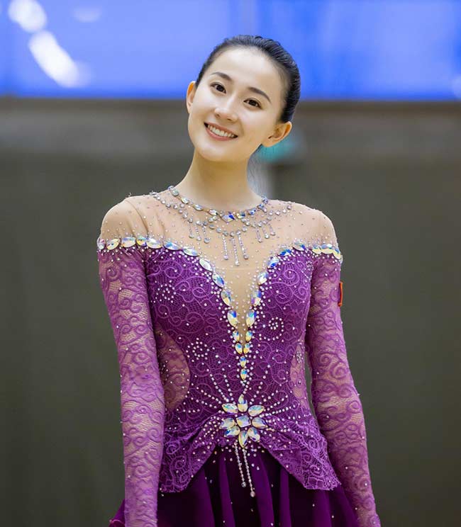 Nổi lên từ khi mới 10 tuổi sau giải vô địch quốc gia, cô thường xuyên góp mặt và tranh huy chương ở các kỳ Đại hội thể thao Trung Quốc.
