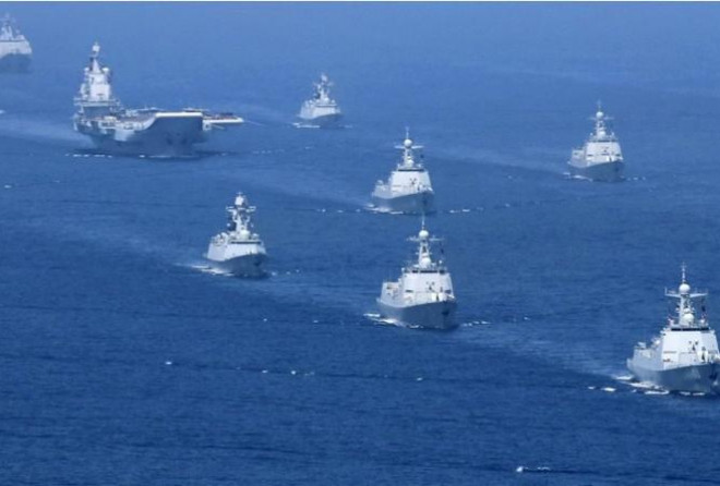 Tàu sân bay Liêu Ninh cùng các khu trục hạm Trung Quốc trong một đợt tập trận trên biển Đông. Ảnh: AP