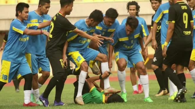 Cực sốc trọng tài bị cầu thủ đạp vào mặt, đánh đến bất tỉnh