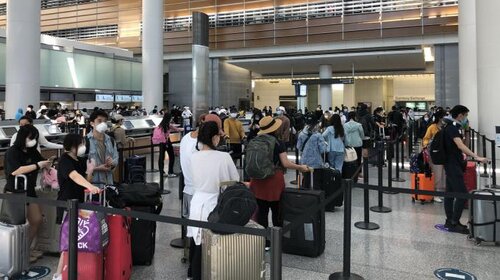 Các công dân Việt Nam ở sân bay San Francisco trước khi lên máy bay về nước
