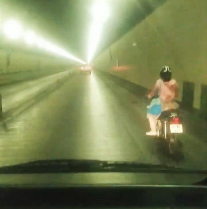 Nữ tài xế mang theo balo, một mình chạy xe máy xuyên hầm Hải Vân