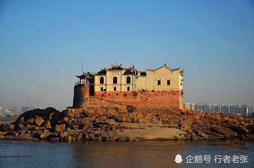 Chùa Quan Âm khi mực nước sông xuống mức thấp nhất.