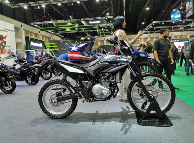 Sau khi xuất hiện tại Indonesia, Yamaha WR155R lại vừa trình diện ở một cuộc triển lãm xe tại Thái Lan. WR155R mới hoàn toàn lần này có nhiều điểm nhấn và giá khởi điểm rất hấp dẫn, chỉ 105.000 baht (77,16 triệu VNĐ).
