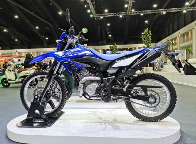 Còn đây là phiên bản Yamaha WR155R hoàn toàn mới bản màu xanh huyền thoại.
