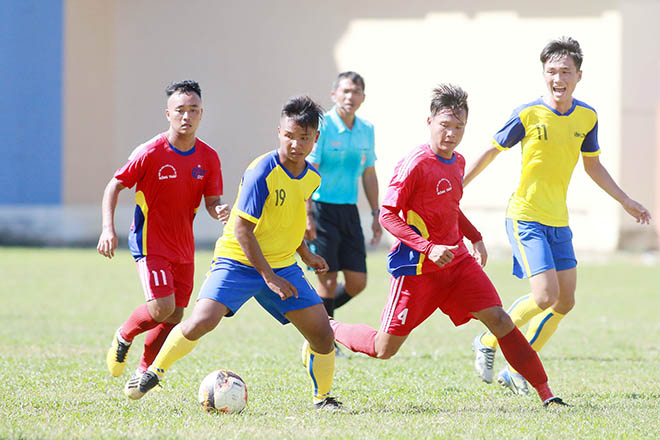 Cầu thủ U21 Đồng Tháp (áo đỏ) tham gia thi đấu ở vòng loại giải U21 Quốc gia 2019.
