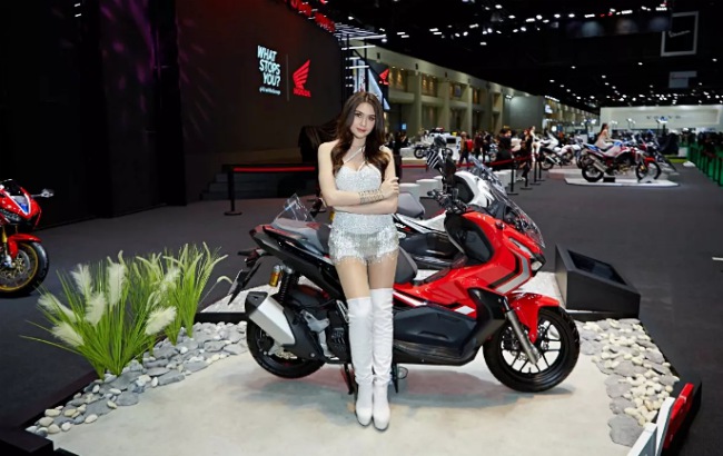 Khoe chân dài miên man bên Honda ADV.
