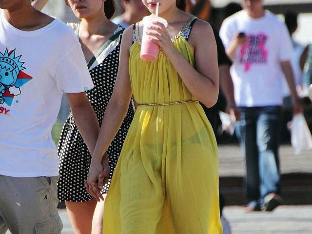 Thời trang - Mặc 1 bộ đồ nhưng mắc tới 2 lỗi khiến cô gái bất đắc dĩ trở thành "tâm điểm" trên phố