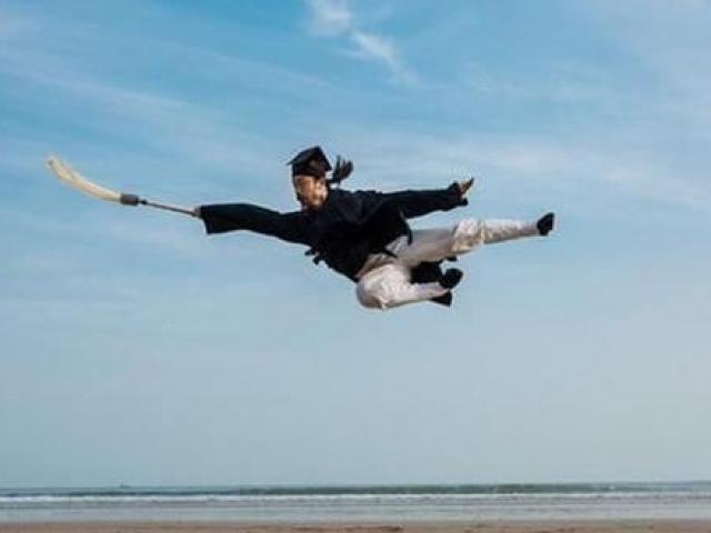 Cao thủ Võ Đang thể hiện khinh công và cái kết "cực thốn"