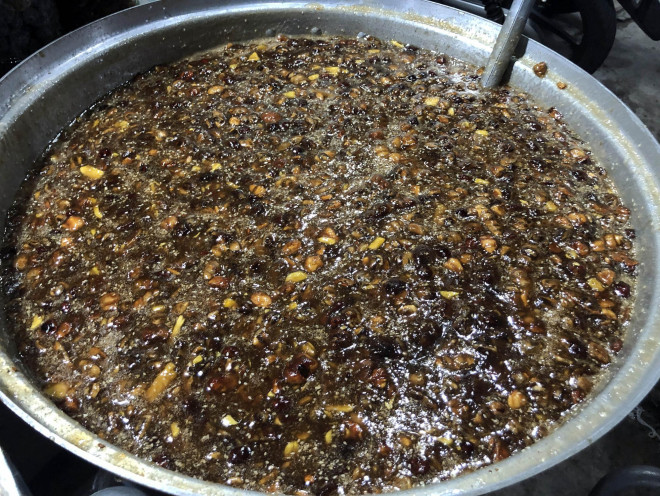 Me ngào dùng để làm nên món đá me trứ danh ở Nam Du. Ảnh: M.A.