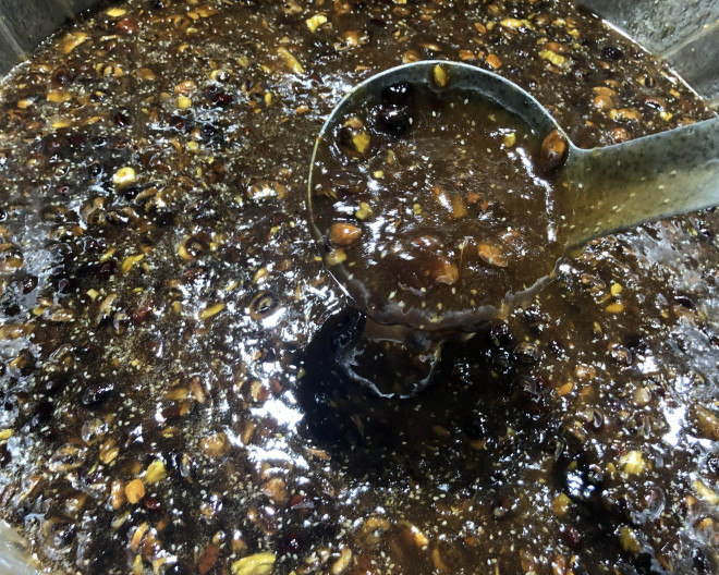 Nguyên liệu để làm me ngào khá đơn giản, nhưng sự kết hợp giữa các thành phần khiến món thức uống có hương vị rất đặc trưng. Ảnh: M.A.