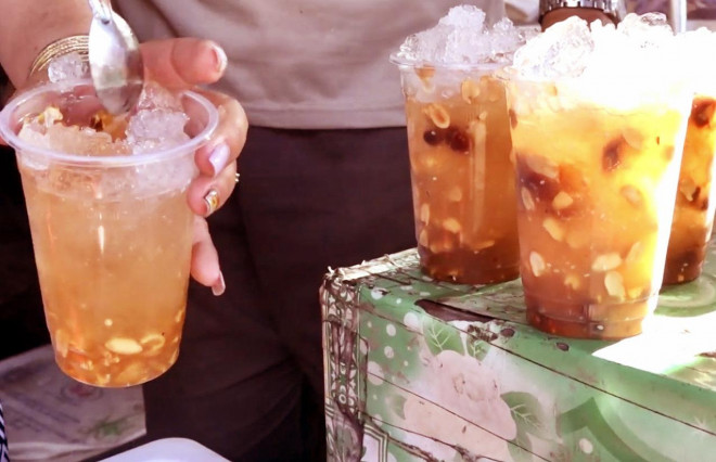 Ly đá me thanh mát được làm từ me ngào là thức uống ít ai bỏ qua khi đến Nam Du. Ảnh: M.A.