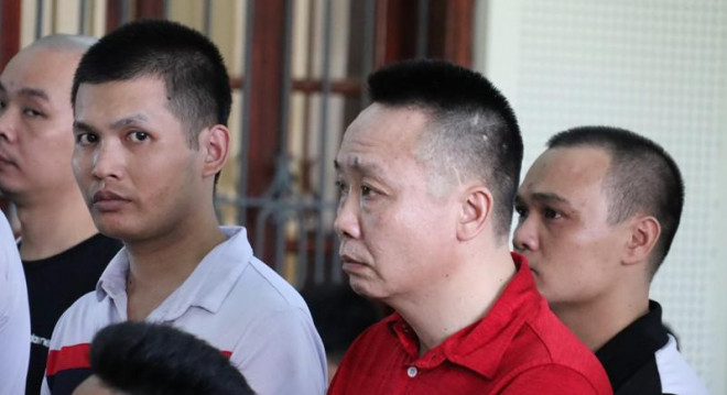 Bị cáo Võ Văn Quý (áo đỏ)- cựu thiếu tá công an lĩnh án tử hình. Ảnh: Đắc Lam