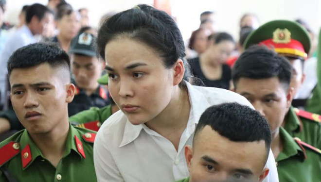 Nữ bị cáo Nguyễn Hằng Ni lĩnh 20 năm tù. Ảnh: Đắc Lam