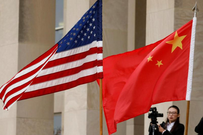Quốc kỳ Mỹ và Trung Quốc được chụp tại Bắc Kinh, Trung Quốc. Ảnh: REUTERS
