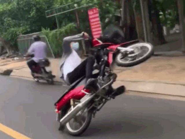 Media - Thanh niên bốc đầu xe trên phố và màn "hạ cánh" đầy ê chề