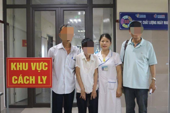 Cán bộ y tế của Bệnh viện Đa khoa tỉnh Lạng Sơn tổ bàn giao bà H về với gia đình sau 24 năm thất lạc
