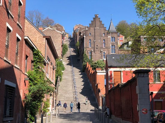 Những bậc thang ngoạn mục ở Montagne de Bueren