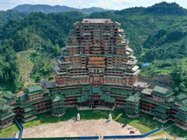 Kinh doanh - Huyện nghèo chồng chất "núi nợ" nghìn tỷ vì những công trình "khủng", tốn kém