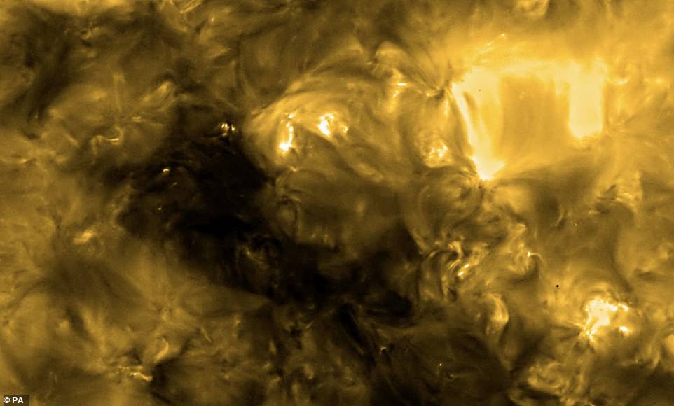 Bức ảnh chụp bề mặt Mặt trời cho thấy những vệt lóa nhỏ kỳ lạ.