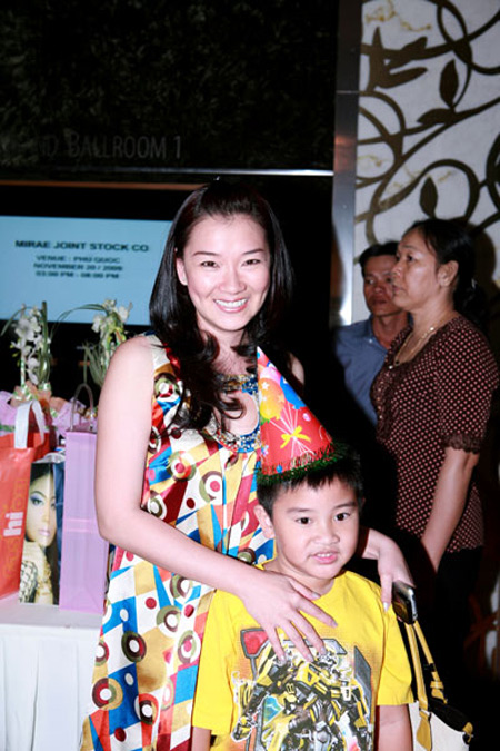 Cuộc sống đáng mơ ước của 4 cặp song sinh nổi tiếng showbiz Việt - 2