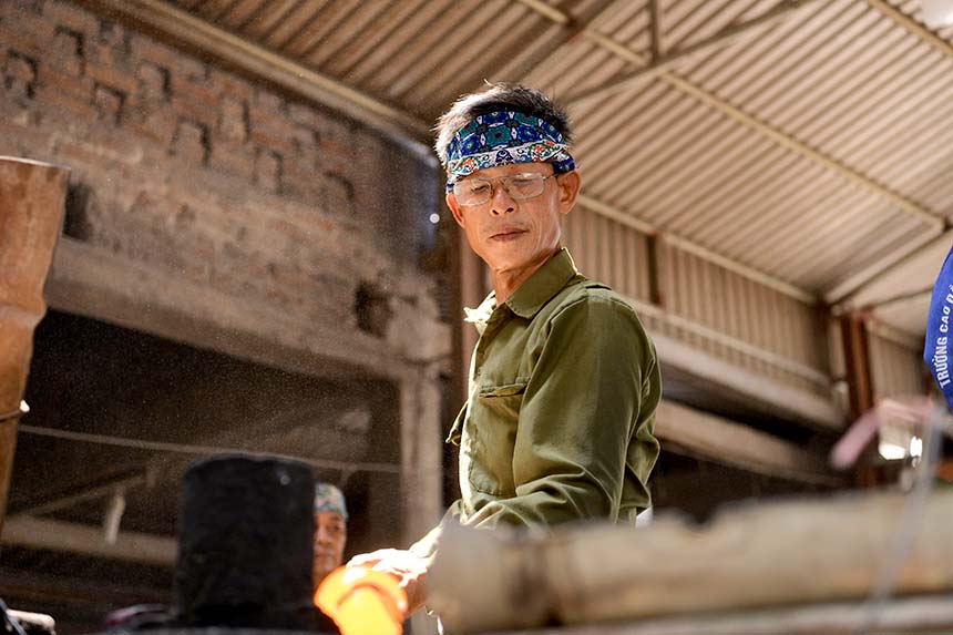 Ông Dương – chủ một trong 3 xưởng thổi thủy tinh còn sót lại ở làng Xối Trì.