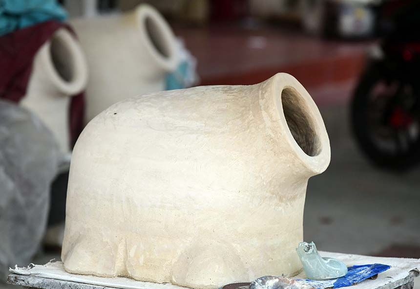 Hình dáng của chiếc nồi nấu thủy tinh làm từ đất sét và sạn chịu nhiệt.