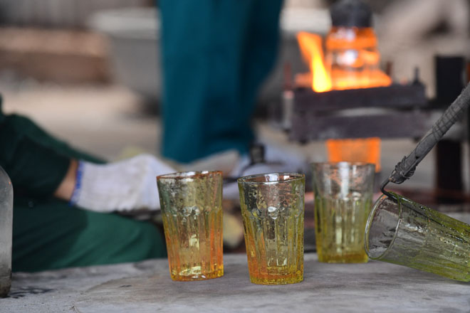 Cốc vại uống bia hơi là sản phẩm phổ biến còn được sản xuất tại làng Xối Trì hiện nay.