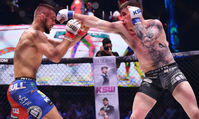 Mateusz Gamrot (trái) giành chiến thắng bằng knock-out trước&nbsp;Norman Parke (phải)