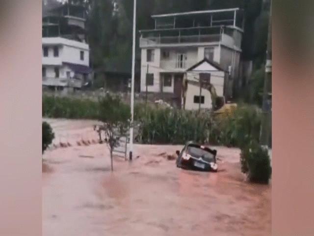 Phi thường - kỳ quặc - Video: Thót tim nhìn tài xế cố gắng thoát ra khỏi ô tô trước khi bị nước lũ "nuốt chửng"