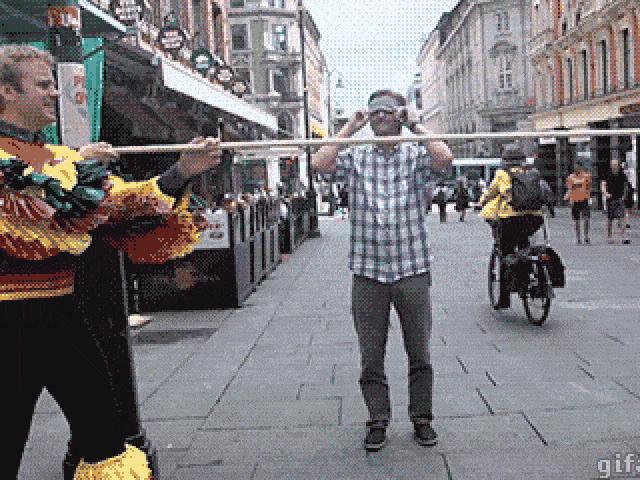 Tranh vui - Cuộc sống luôn đầy rẫy những "cú lừa" hài hước