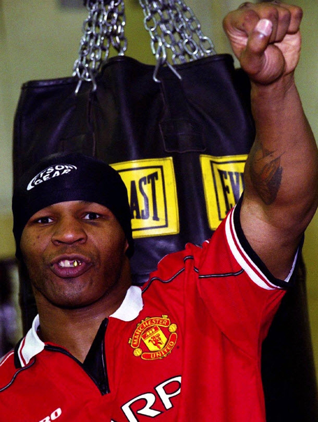 Mike Tyson trước trận đấu tại Las Vegas năm 2000, ông mặc áo Man Utd.
