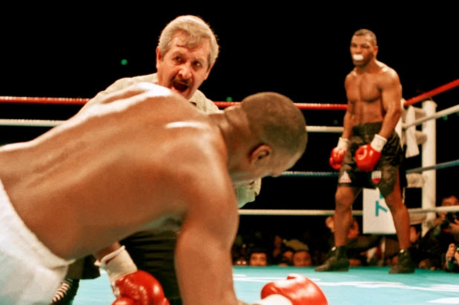 Tyson từng khiến Douglas nằm sàn nhưng sau đó võ sĩ này đã gượng dậy mạnh mẽ.
