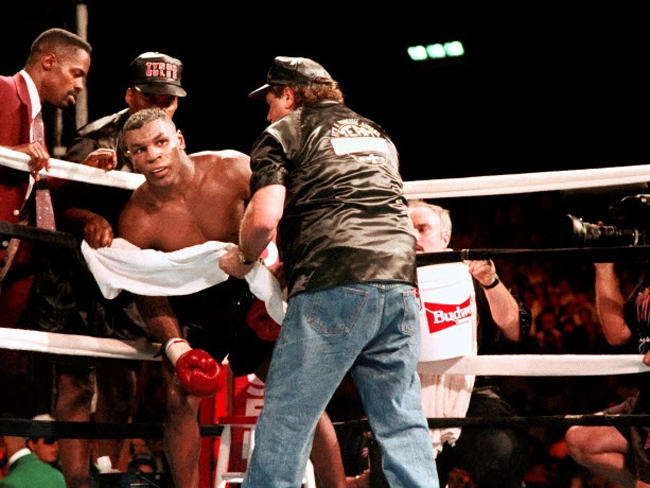 Mike Tyson trong cuộc chiến với Donovan Ruddock năm 1991.
