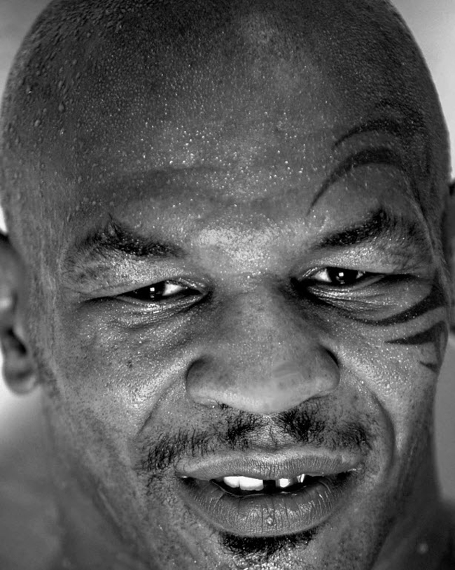 Mike Tyson, trong ảnh năm 2004, có hình xăm trên mặt.

