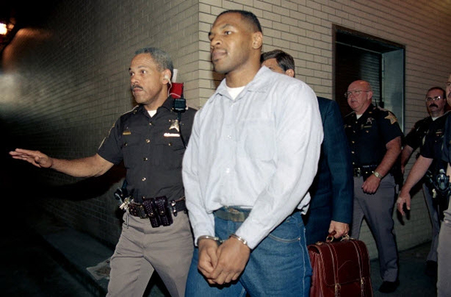 Hình ảnh Mike Tyson vào tù sau khi phạm tội hiếp dâm.
